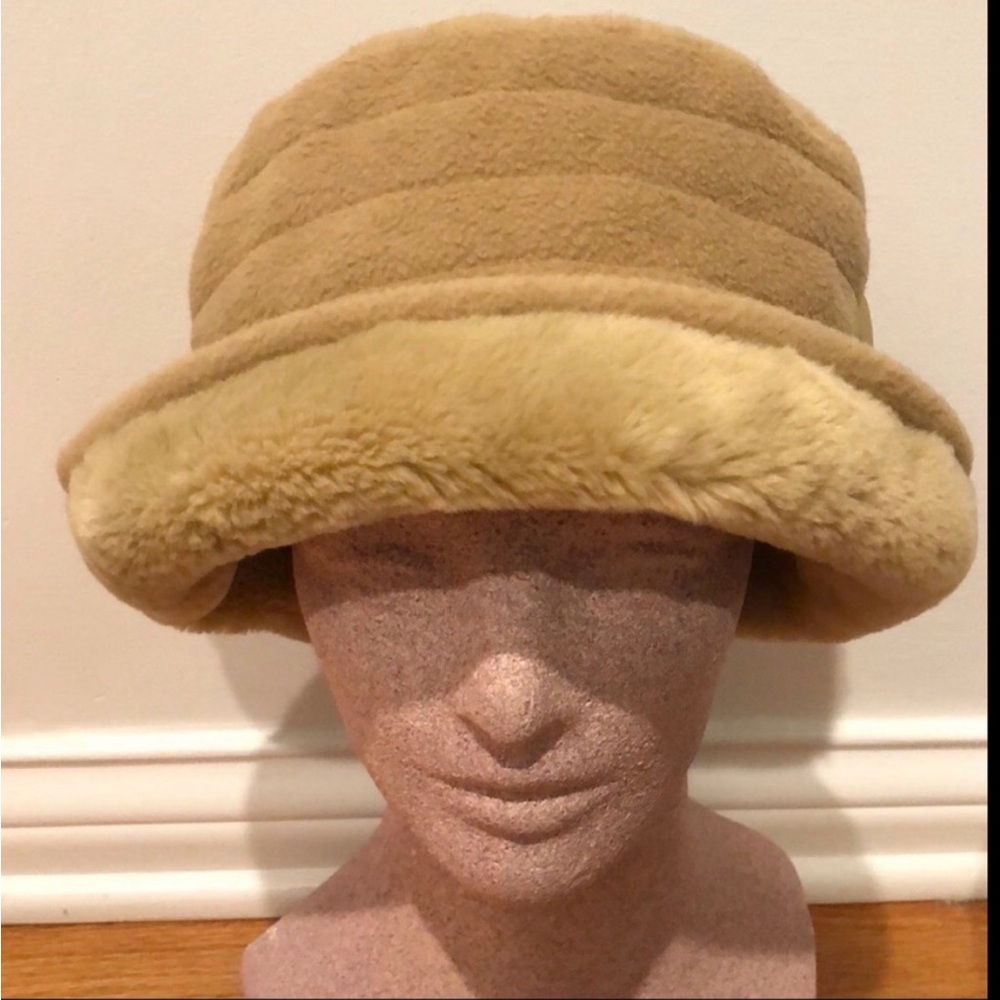 NWT Wallaroo Hat Company Camel Fleece Cloche Bucket Hat UPF 50+ Faux Fur Trim